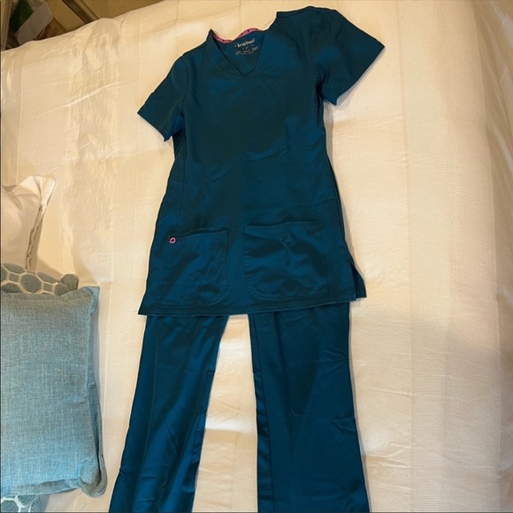 4sets XS scrubs - Picture 3 of 4